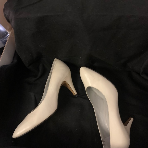 Yves Saint Laurent Beige Leather Pumps Size EU 36/ US 6 - Picture 10 of 15